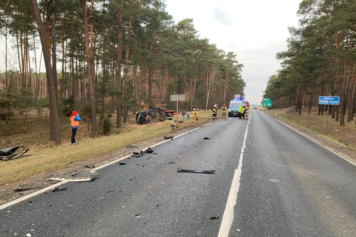 Sześć osób w szpitalu po zderzeniu czołowym busa i osobówki na DK10