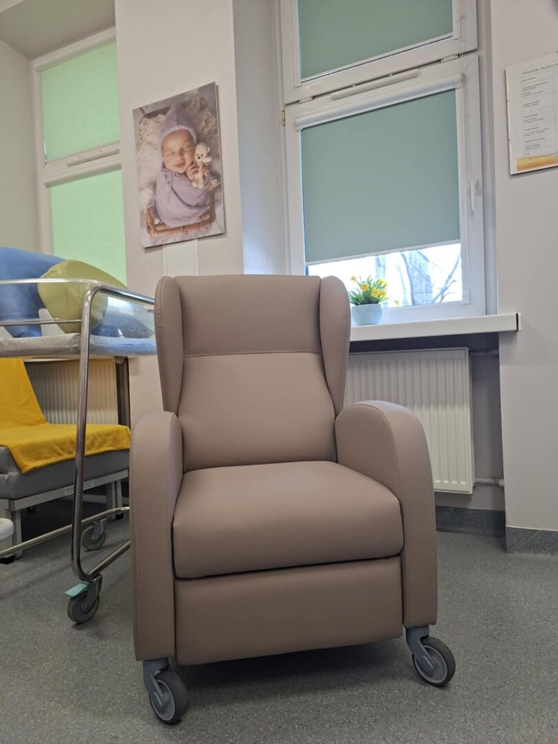 Szpital wzbogacił się o fotel do kangurowania Szpital wzbogacił się o fotel do kangurowania