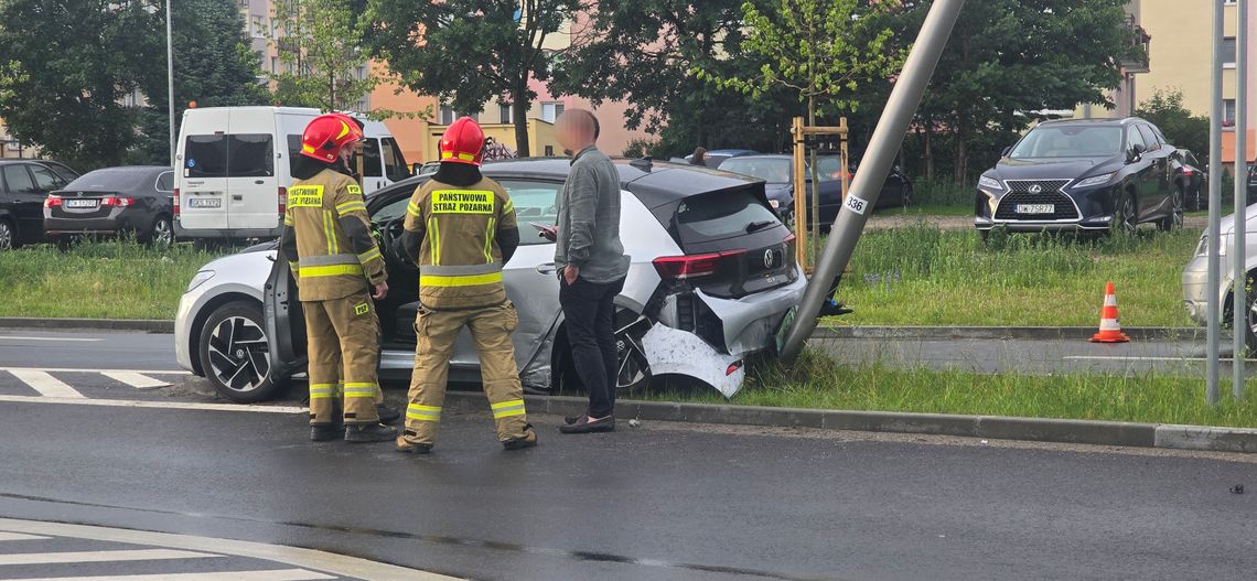 Ta ulica jest nieprzejezdna. Uszkodzone dwa auta i latarnia
