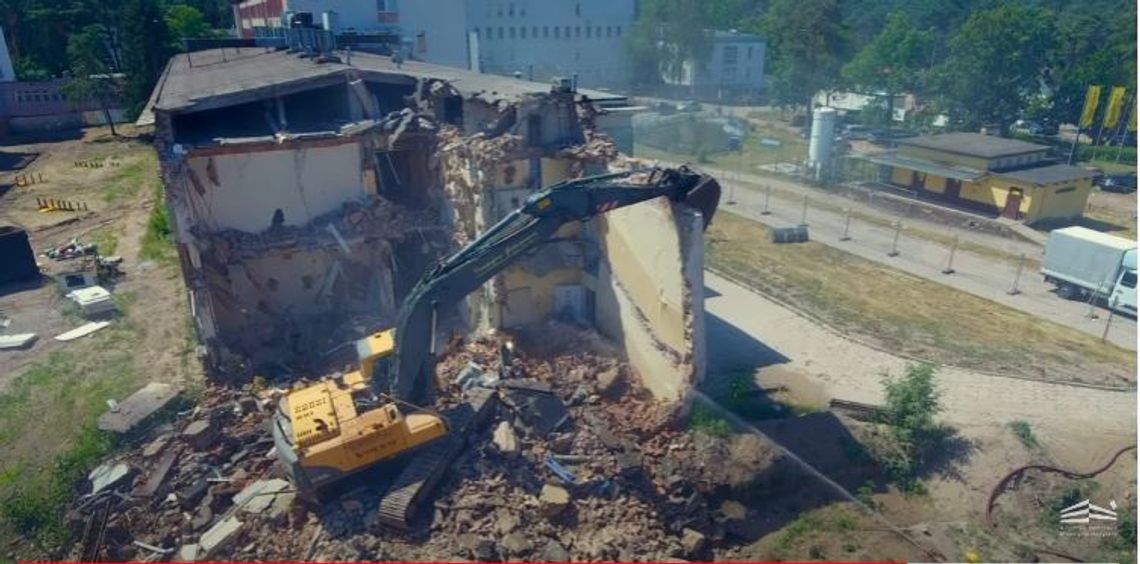 Tak wyburzano budynek szpitala we Włocławku. W sieci pojawiło się nagranie z drona 