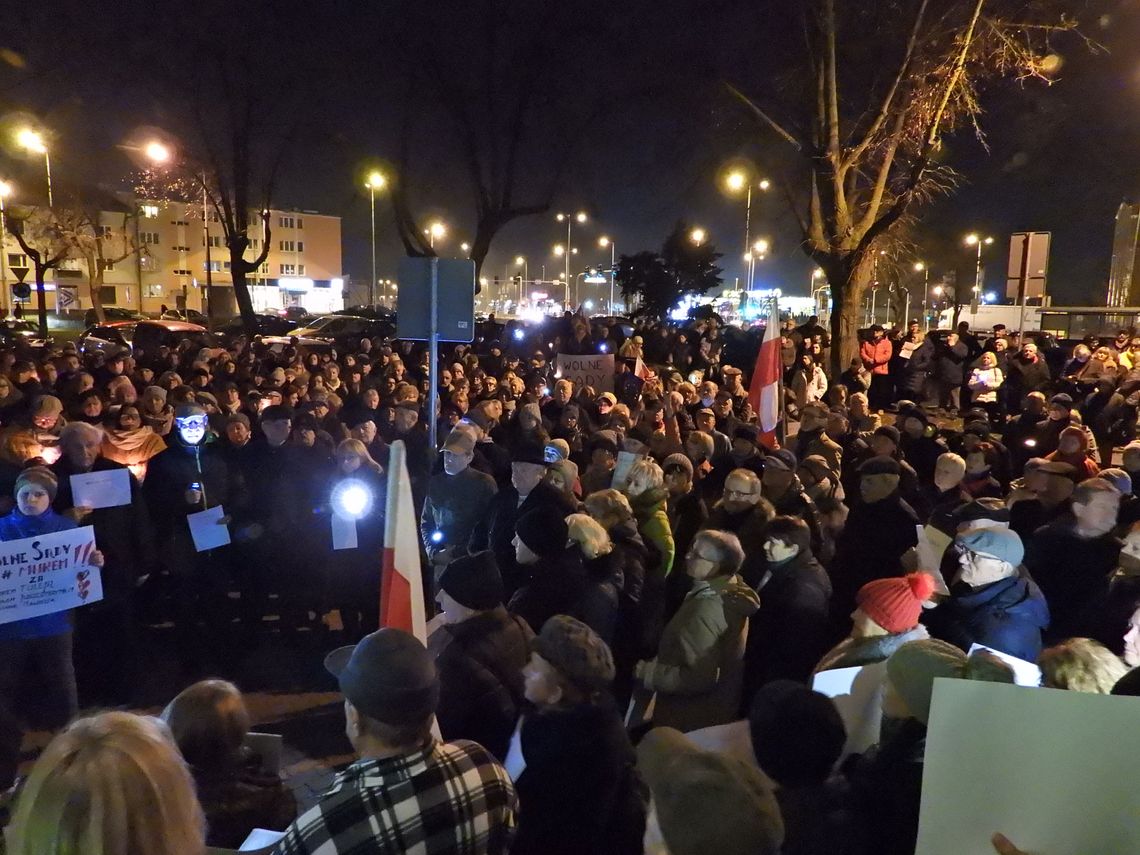 Tłumy pod Sądem Rejonowym we Włocławku. Sędzia Konopka o nowelizacji: "To oznacza, że np. w sprawach bankowych obywatele stoją na przegranej pozycji"