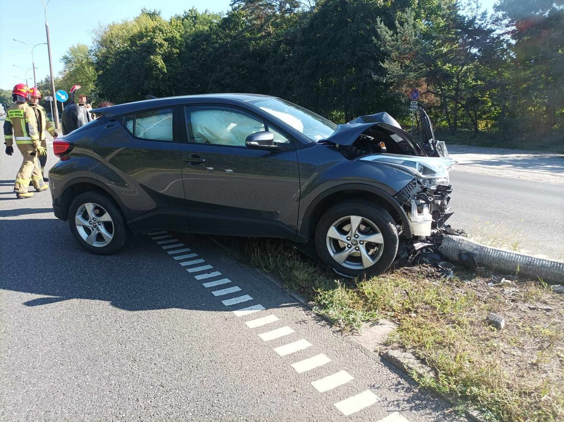 Toyota ścięła słup na al. Kazimierza Wielkiego. Ruch jest utrudniony