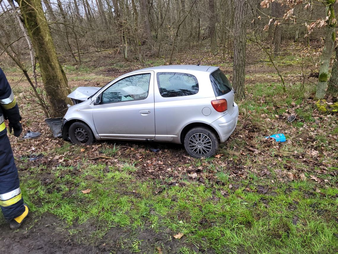 Toyota uderzyła w drzewo w Wieńcu. Na miejscu działają służby