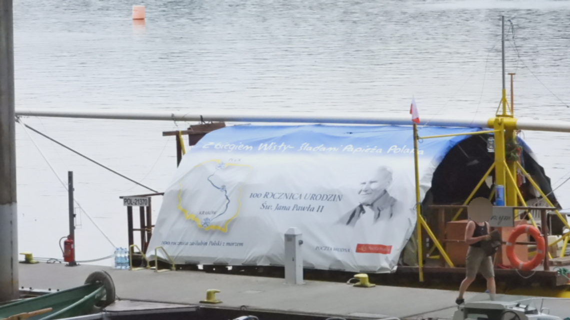 Tragedia na przystani przy ul. Piwnej. Zmarł członek załogi tratwy płynącej przez Polskę