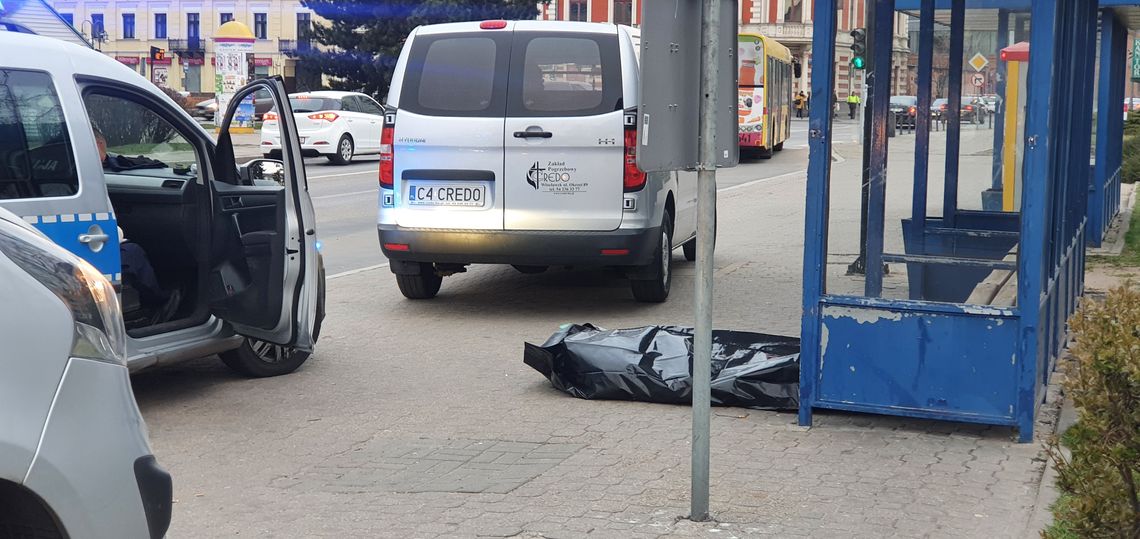 Tragedia w centrum Włocławka. Zwłoki mężczyzny na przystanku autobusowym