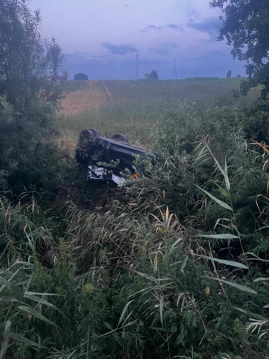 Tragiczne dachowanie na autostradzie A1. Nie żyje 20-letni kierowca BMW