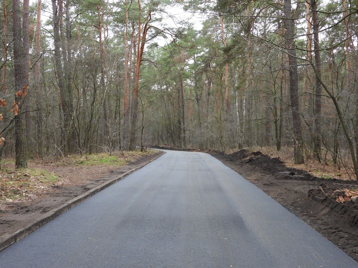 Trwa budowa ścieżki do jeziora Czarne. Przebudowany zostanie również fragment ul. Chełmickiej Trwa budowa ścieżki do jeziora Czarne. Przebudowany zostanie również fragment ul. Chełmickiej
