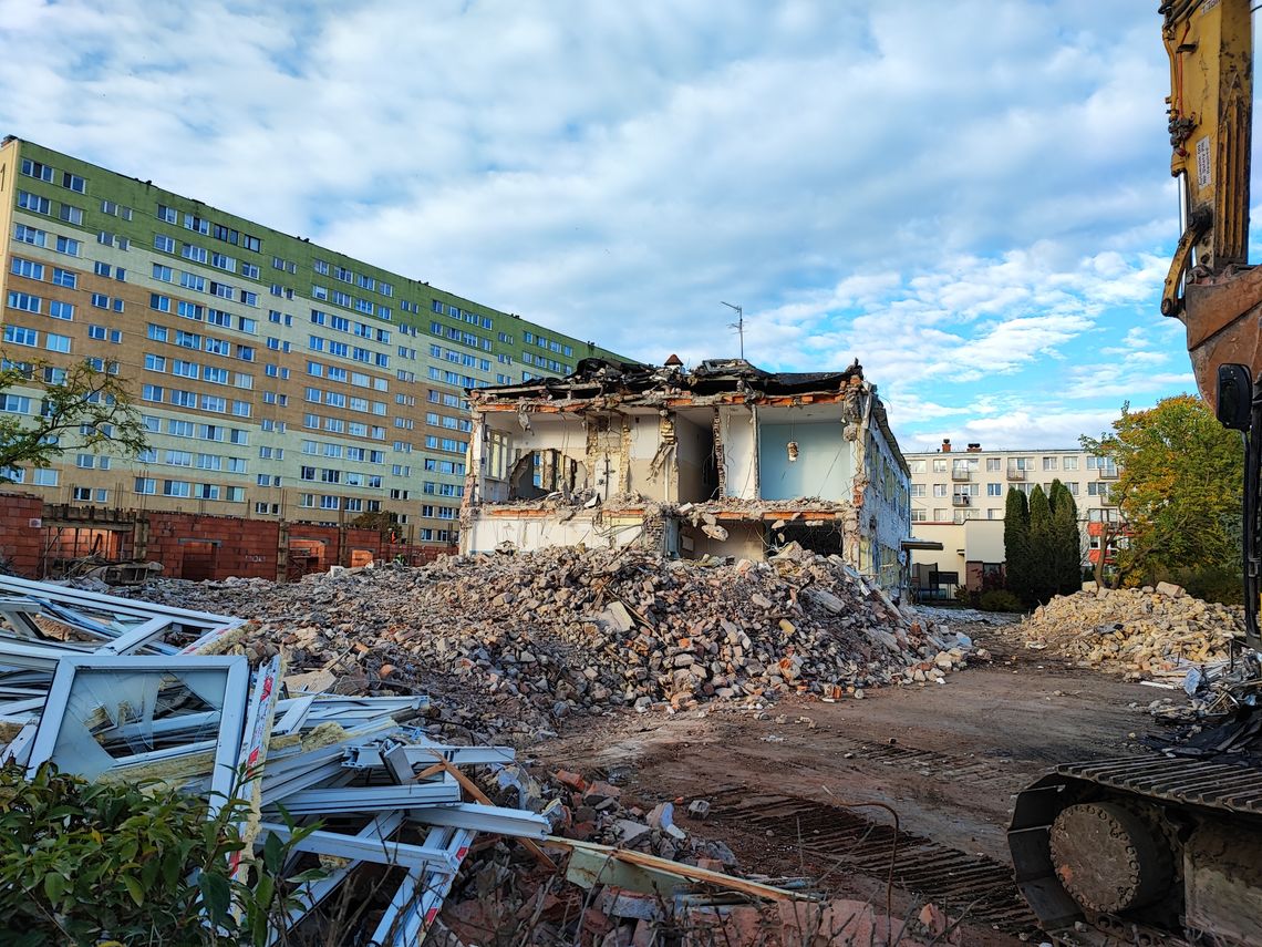 Trwa wyburzanie "Malucha". Obok powstaje nowy budynek Trwa wyburzanie "Malucha". Obok powstaje nowy budynek