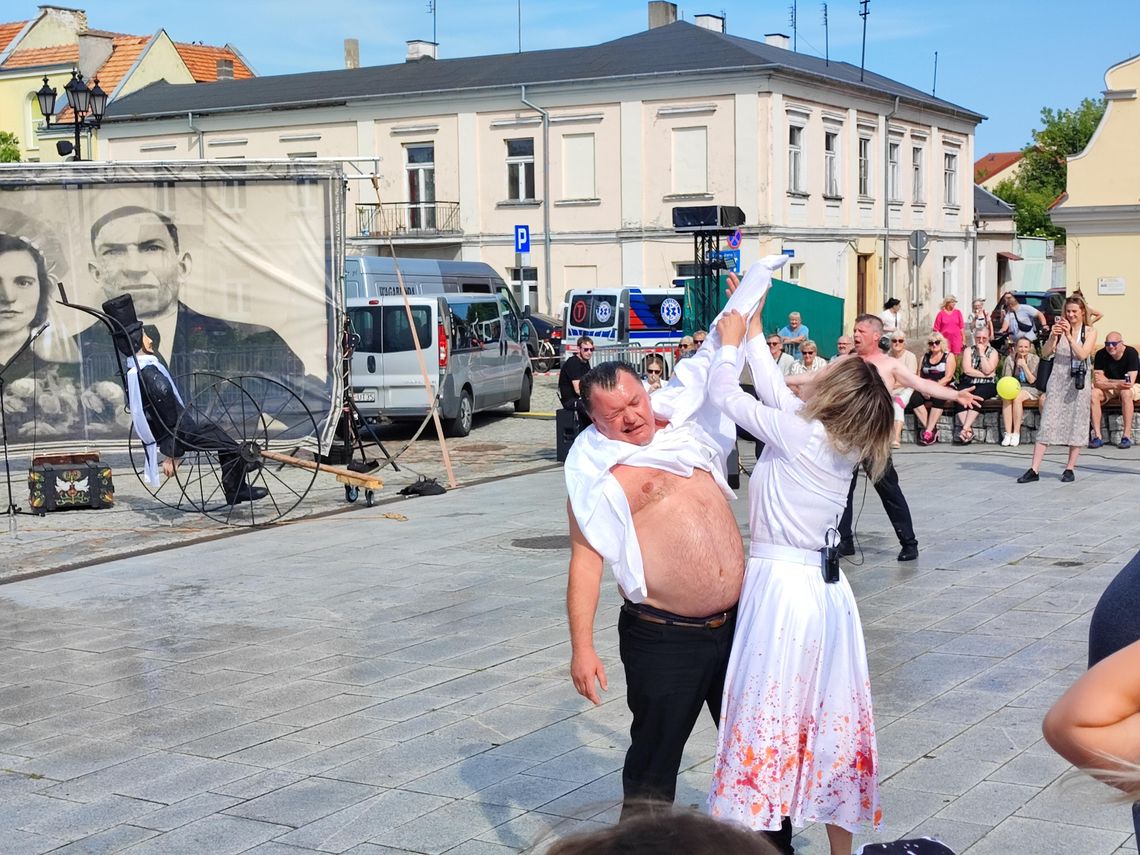 Trwają Dni Włocławka. Na Starym Rynku prezentują się teatry uliczne