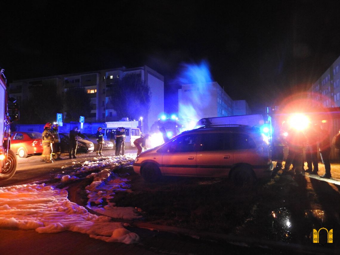 Trzy pożary w ciągu jednej nocy. Zapaliły się dwa samochody i pergola śmietnikowa
