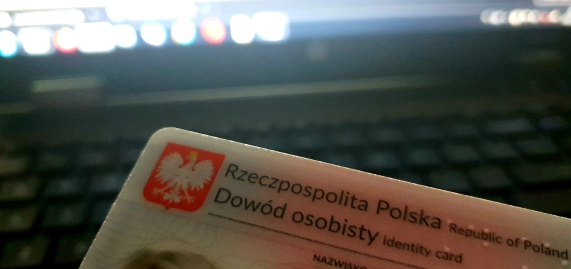 Tylko w 2020 r. udaremniono 6 884 próby wyłudzenia kredytów na skradziony dowód. Od sierpnia zmieniają się zasady dotyczące dowodów osobistych. Nie będzie można m.in złożyć wniosku przez internet