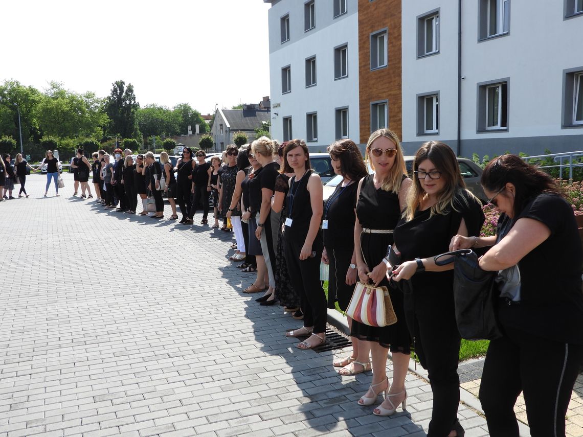 Ubrani na czarno stanęli pod MOPR. To wyraz rozczarowania...