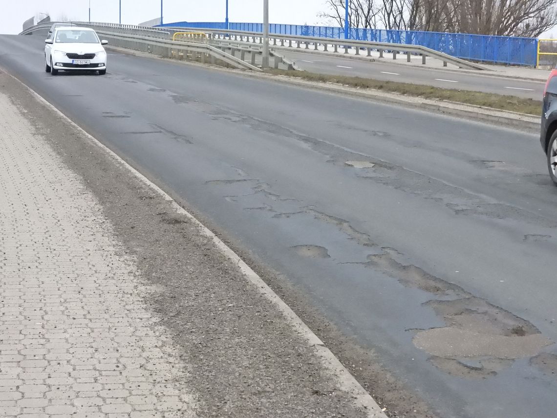 Ubytki na nawierzchni ul. Wroniej zmorą kierowców. Wiemy kiedy MZIDiT je załata