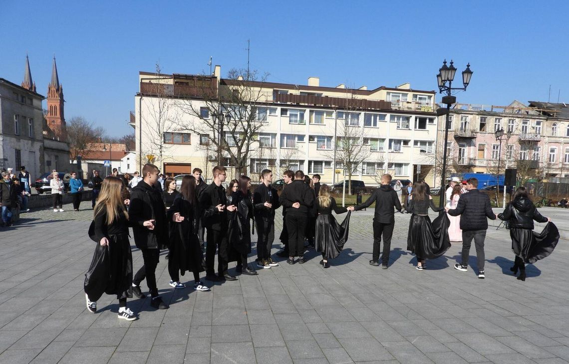 Uczniowie z władzami miasta odtańczą na Starym Rynku poloneza