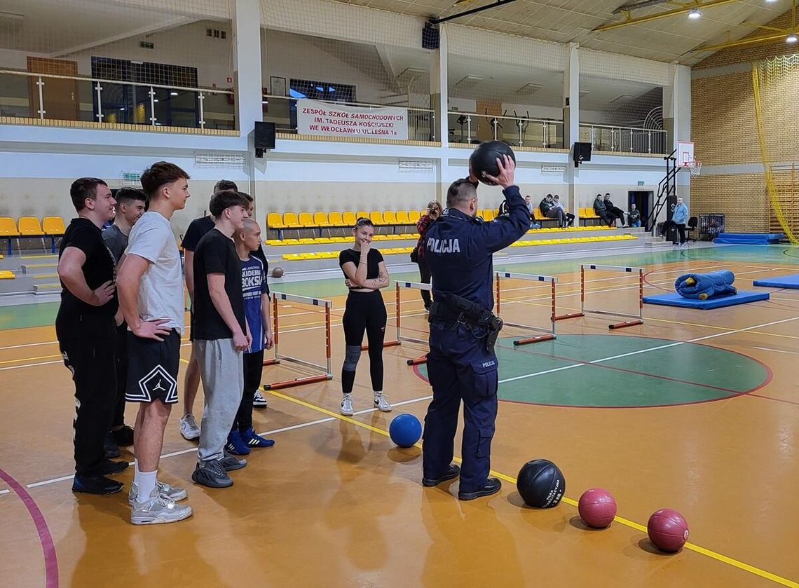 Uczniowie ZSS spróbowali swoich sił na torze przeszkód dla policjantów Uczniowie ZSS spróbowali swoich sił na torze przeszkód dla policjantów