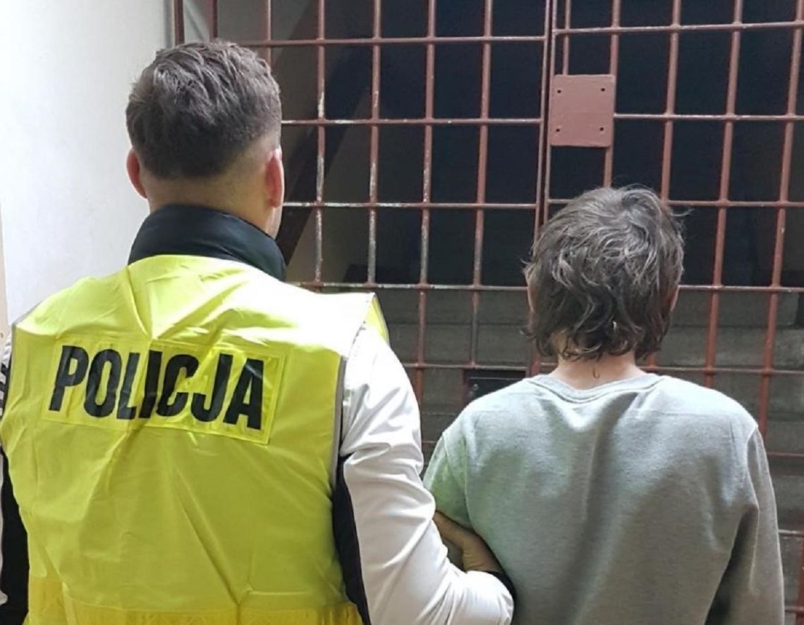 Uderzył sprzedawczynię w twarz, próbował ukraść pieniądze z kasy