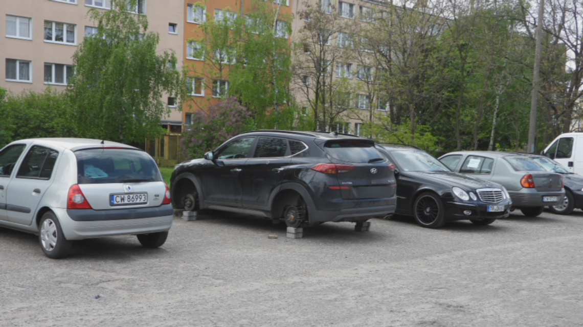 Ukradli koła od trzech aut na ulicy Polnej. Sprawę bada policja Ukradli koła od trzech aut na ulicy Polnej. Sprawę bada policja