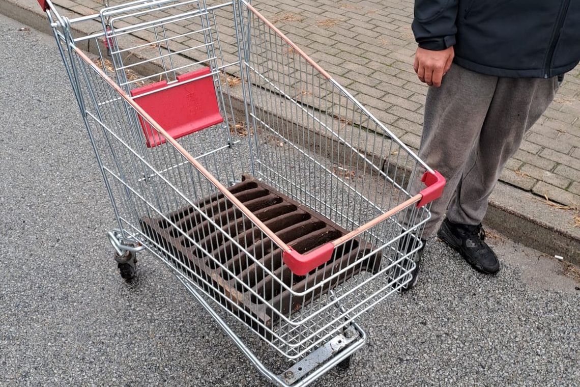 Ukradli kratkę ściekową, łup był duży i ciężki, więc po drodze "dobrali" sobie do niej wózek sklepowy