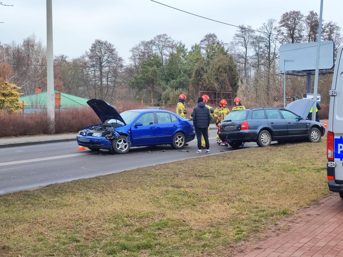 Ul. Kapitulna. Zderzenie Audi i Seata, ruch odbywa się wahadłowo