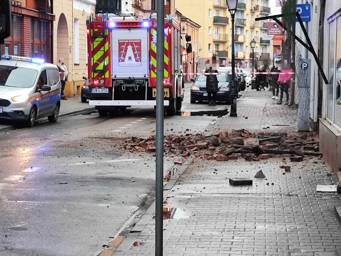 Ul. Piekarska zablokowana. Runął fragment ściany kamienicy