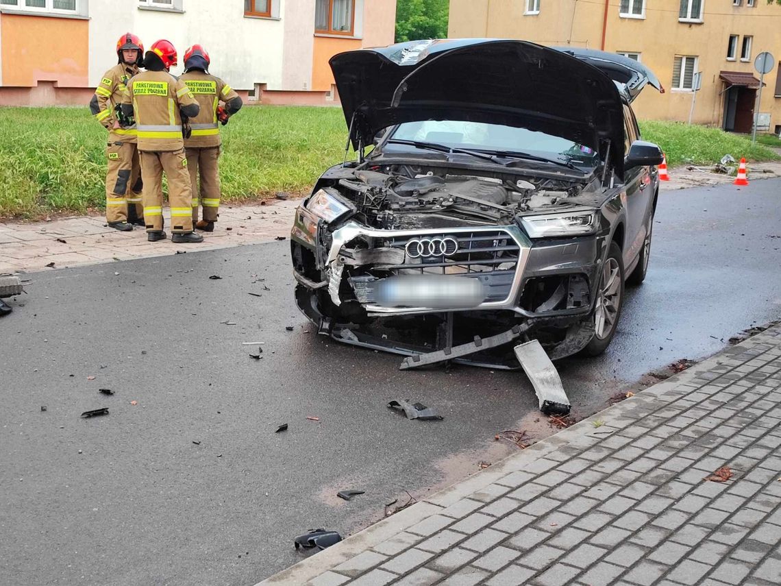 Ul. Szpitalna zablokowana osobowe Audi ścięło latarnię