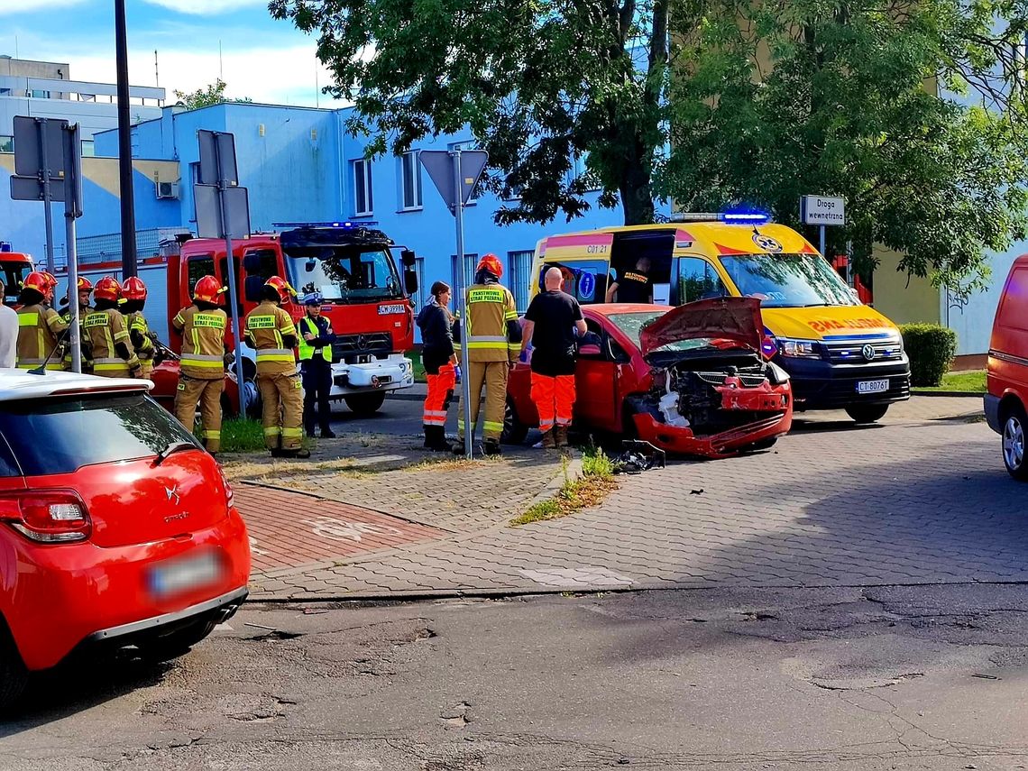Ul. Wolność zablokowana. Zderzyły się dwa pojazdy osobowe
