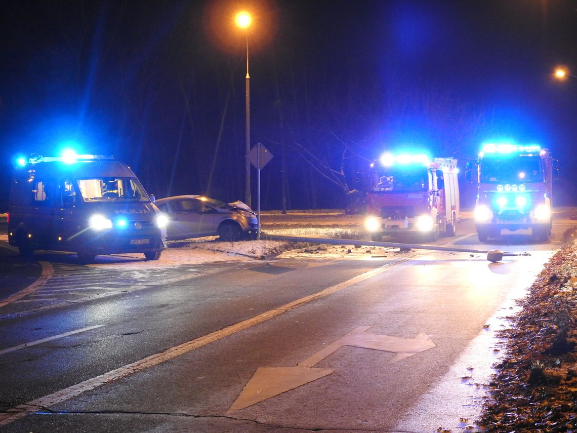 Ul. Zielna nieprzejezdna. Pojazd osobowy ściął  latarnię