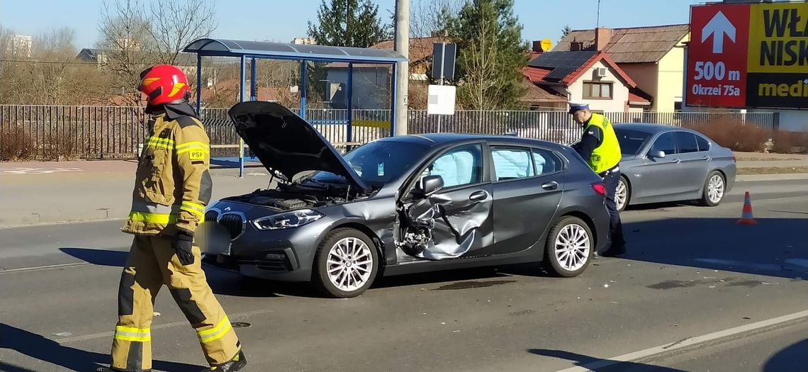 Ulica Kapitulna zablokowana. Zderzenie BMW i Volkswagena