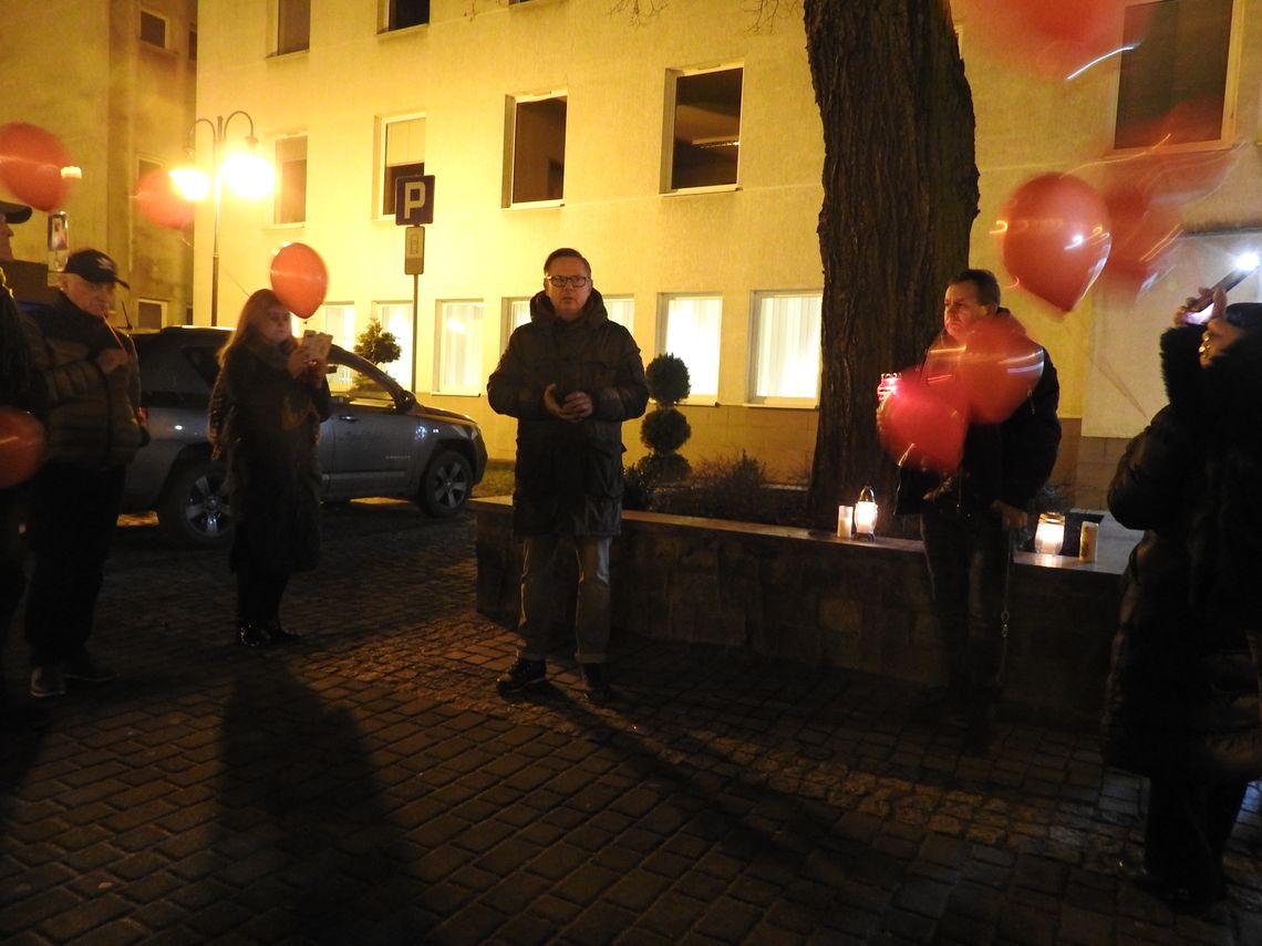 Upamiętnili śmierć Pawła Adamowicza. Zapalono znicze, w niebo poleciały czerwone balony