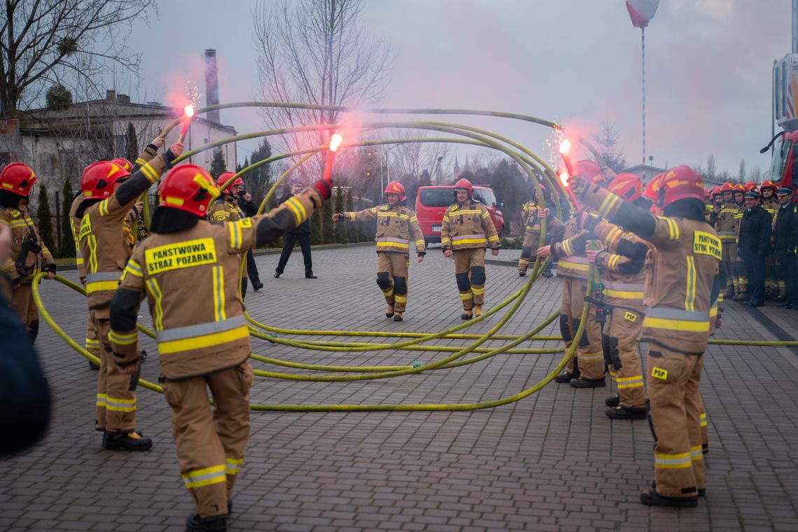 Uroczyste pożegnanie strażaków, którzy przeszli na emeryturę Uroczyste pożegnanie strażaków, którzy przeszli na emeryturę