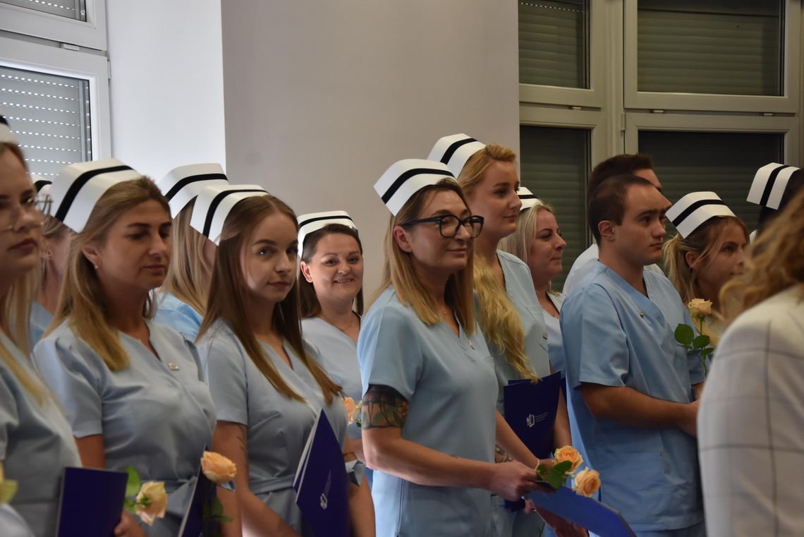 Uroczyste wręczenie dyplomów absolwentom pielęgniarstwa we Włocławku Uroczyste wręczenie dyplomów absolwentom pielęgniarstwa we Włocławku