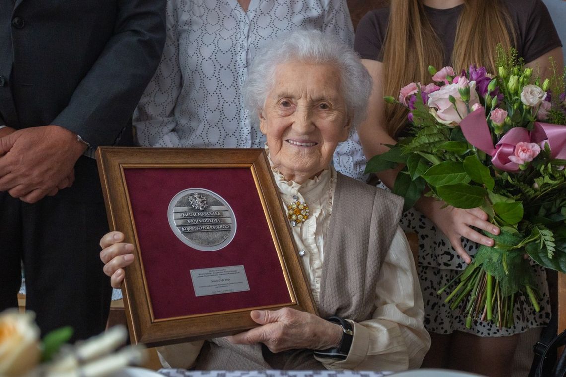 Urodziła się w Brześciu, maturę zdawała we Włocławku. Pani Danuta - kolejna 100 latka na medal