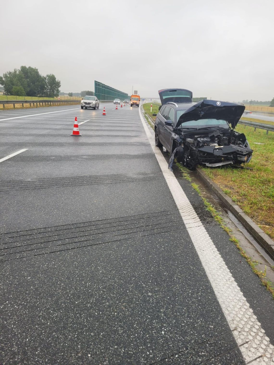 Utrudnienia na autostradzie. Skoda uderzyła w barierki