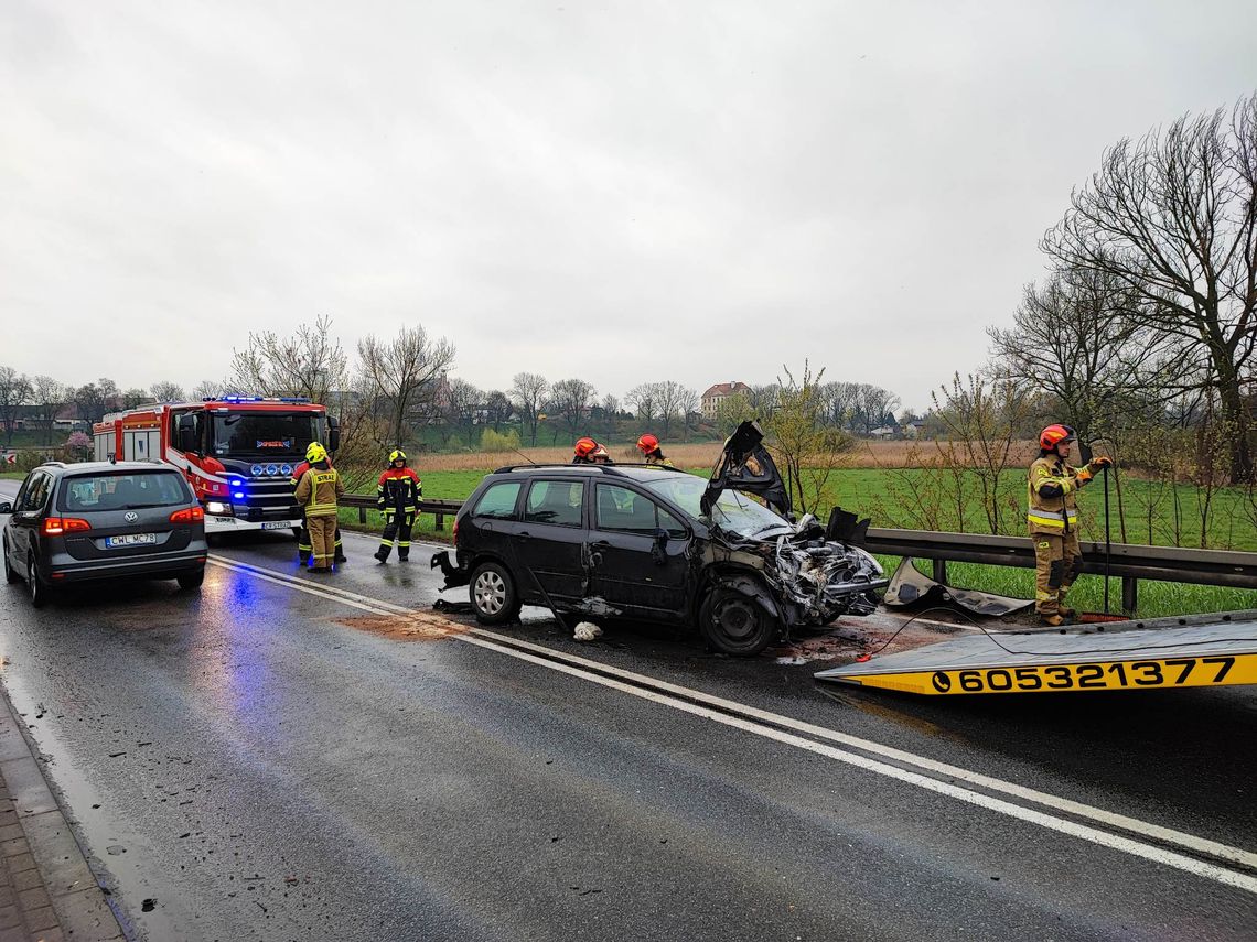 Utrudnienia na DK 62 w Brześciu Kujawskim. Auto ścięło barierki