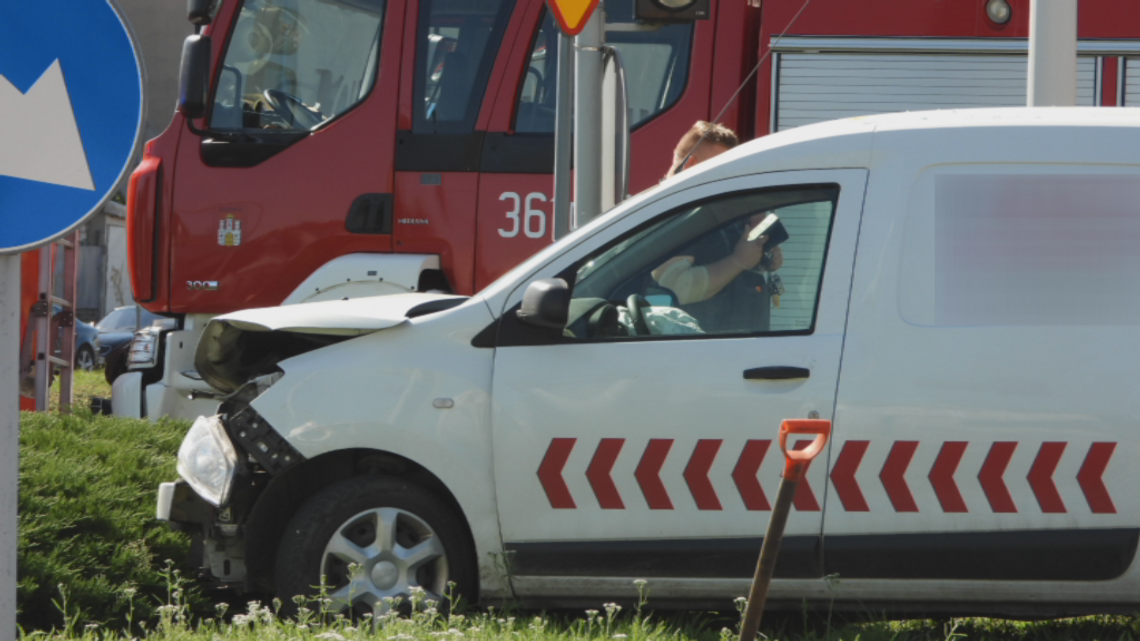 Utrudnienia na ul. Okrzei. Zderzyły się 2 pojazdy