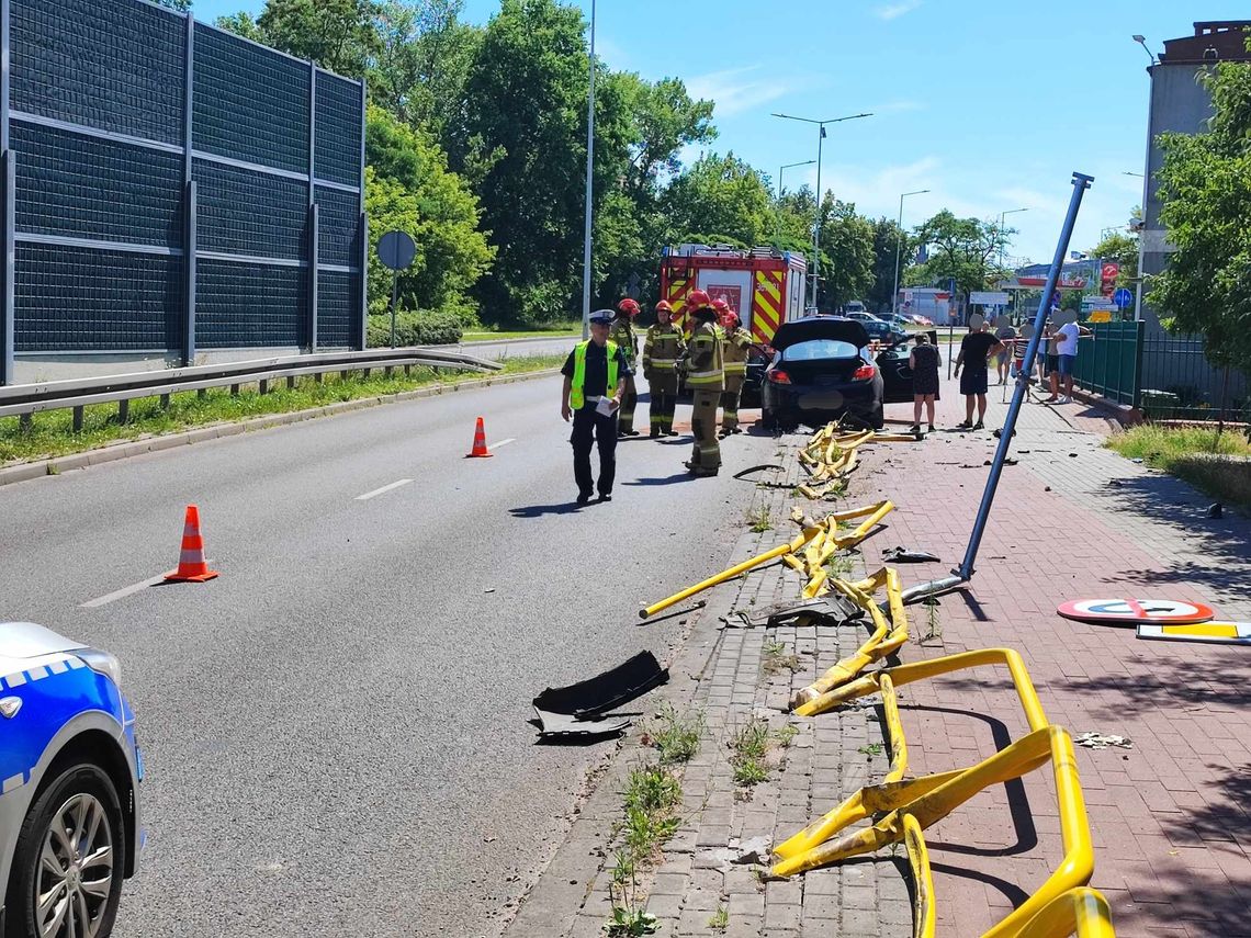 Utrudnienia na ul.Toruńskiej. Opel ściął znak drogowy i barierki Utrudnienia na ul.Toruńskiej. Opel ściął znak drogowy i barierki