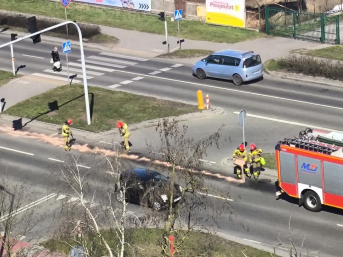 Utrudnienia na ul. Toruńskiej. Strażacy neutralizują wyciek substancji ropopochodnej