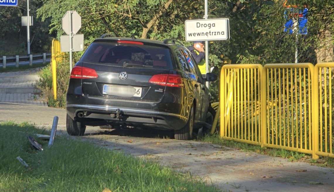 Utrudnienia na ulicy Lipnowskiej. Passat ściął znak i uderzył w barierki