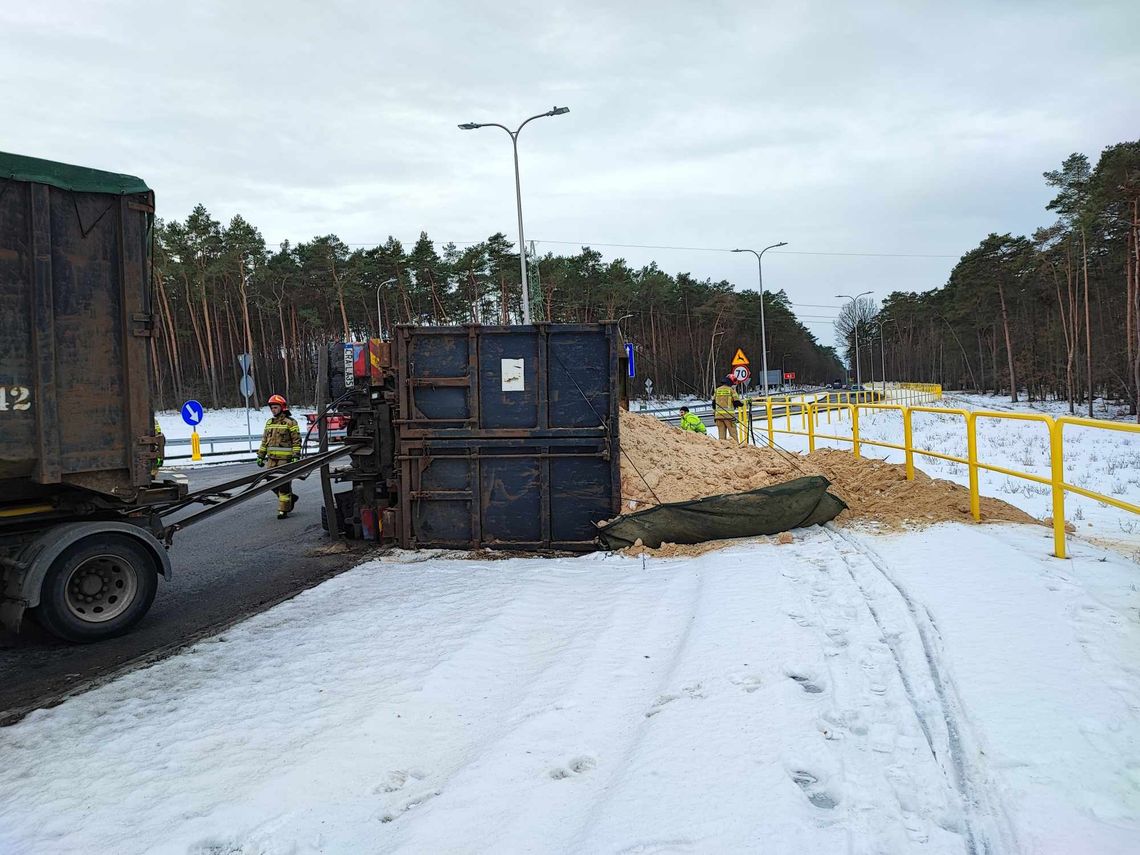 Utrudnienia na wylotowce na Brześć, na nowym rondzie wywrócił się...