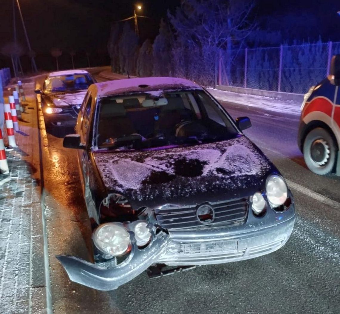 Uwaga na drogach. 38-latka zjechała na chodnik i uderzyła w słupki