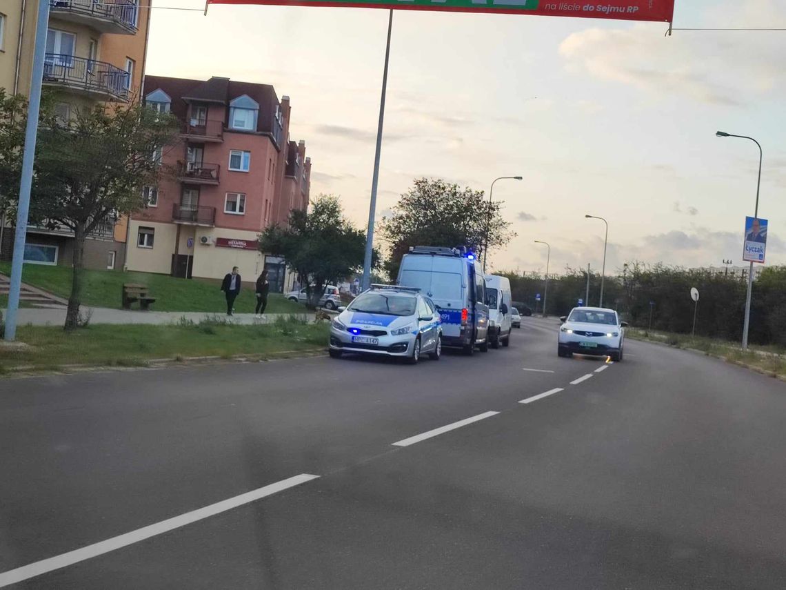 Baner wyborczy za nisko powieszony uszkodził autobus MPK