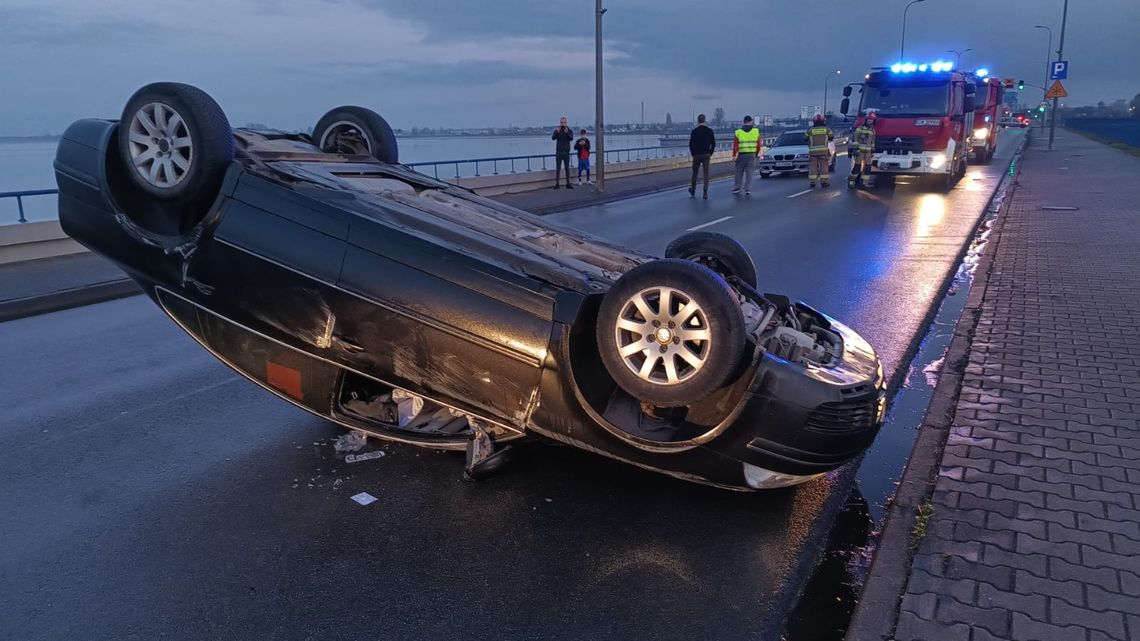 Volkswagen dachował na stopniu wodnym. Droga zablokowana
