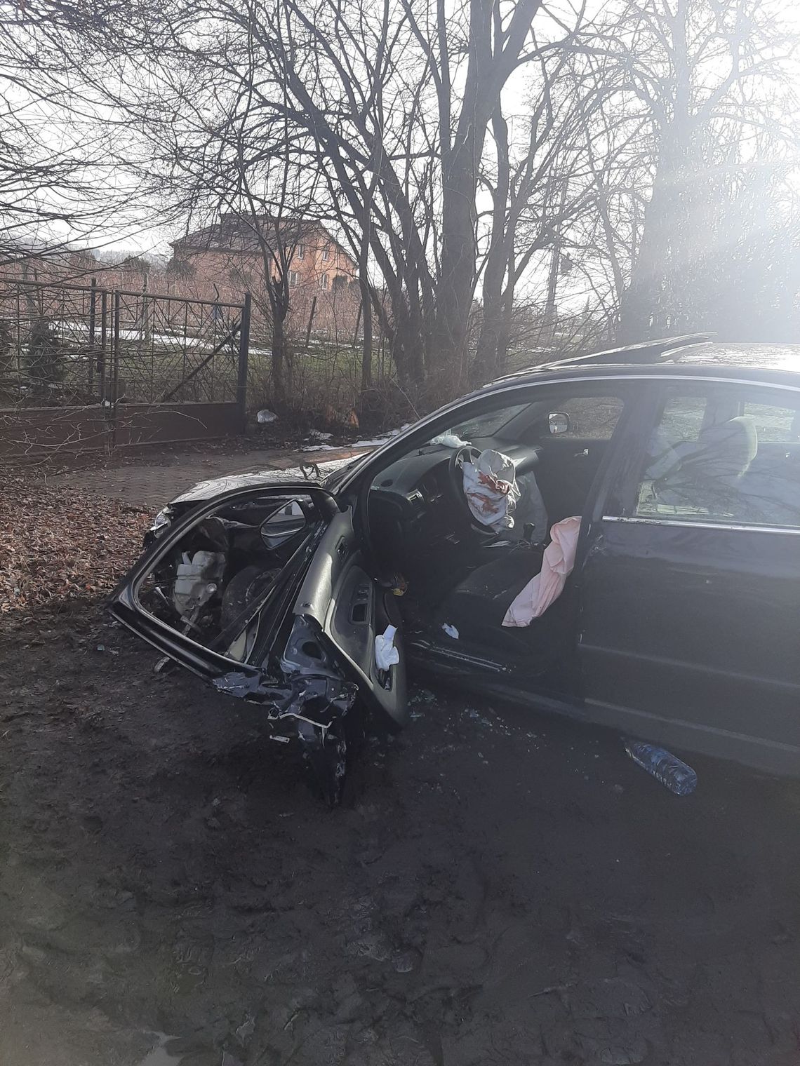 Volkswagen uderzył w drzewo w Szpetalu Górnym. Kierujący mężczyzna miał 3 promile alkoholu w wydychanym powietrzu