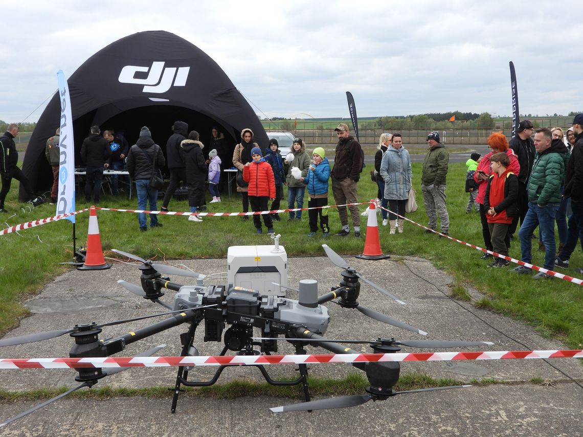 W Aeroklubie trwa piknik "Zaprzyjaźnij się z dronem"