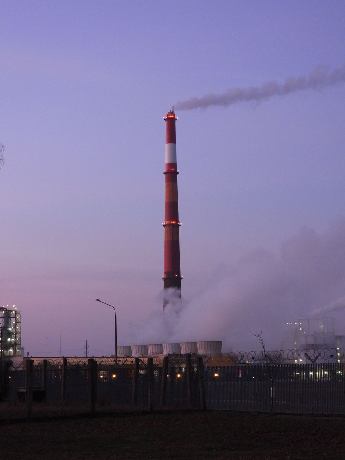W Anwilu rozszczelnił się rurociąg. Awaria spowodowała wyciek Chlorku Winylu