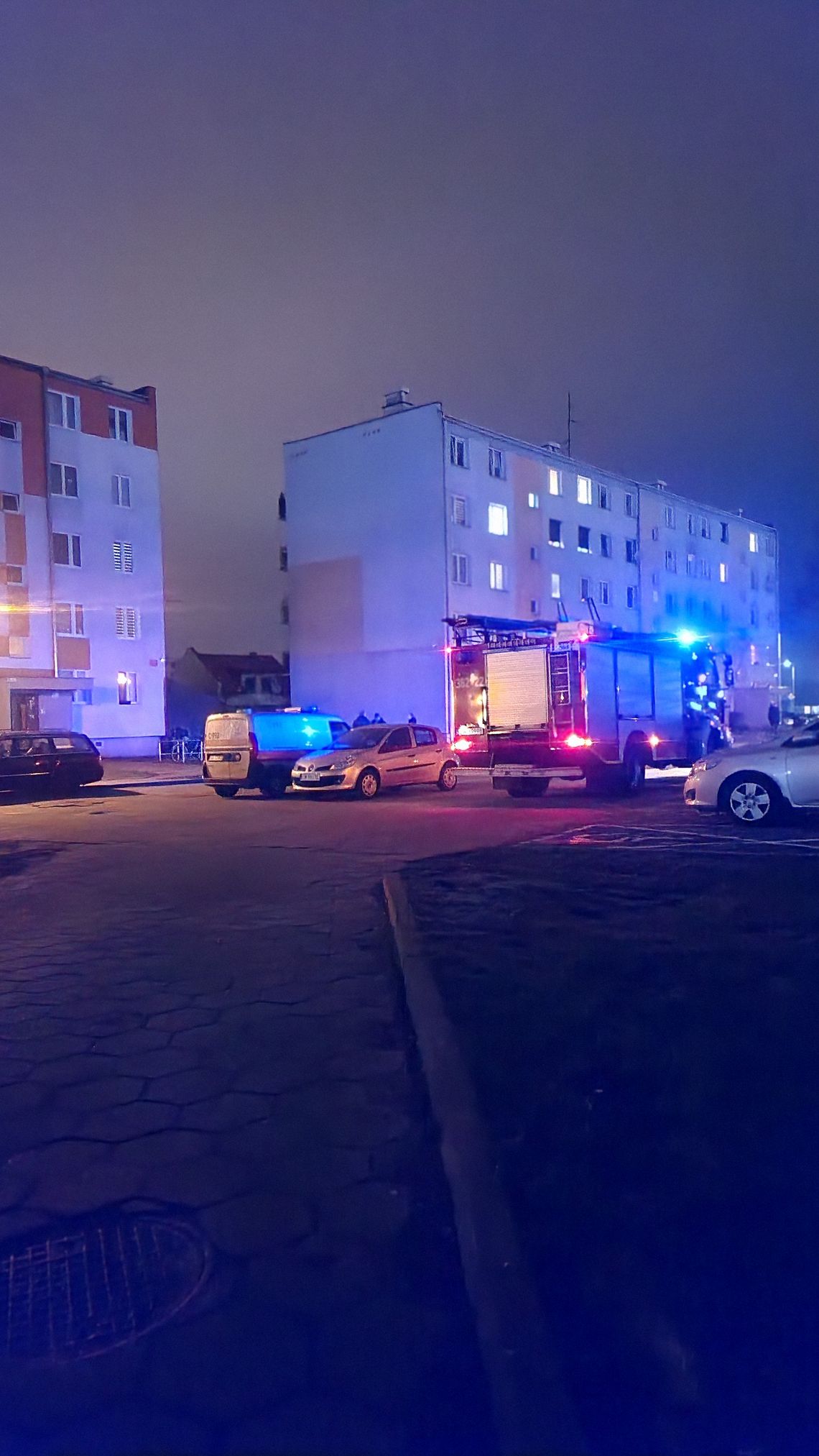 W bloku przy ul. Brackiej ulatniał sie gaz. Na miejscu policja, strażacy i pogotowie gazowe 