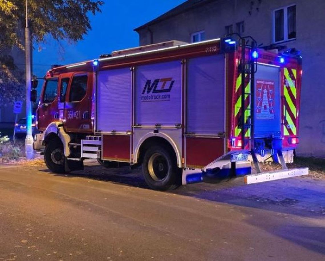W budynku wielorodzinnym przy ul. Wroniej doszło do pożaru kontenera na śmieci