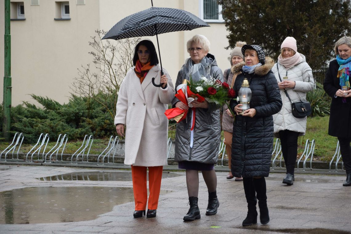 W Dzień Pamięci o Ofiarach Holokaustu konferencja, kwiaty i znicze pod pomnikiem