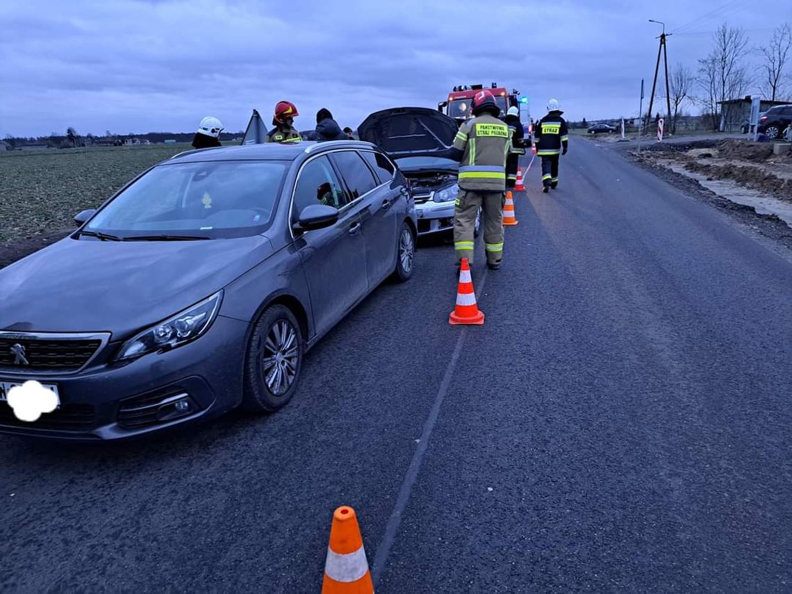 W gm. Lubraniec zderzyły się trzy pojazdy. Dwie osoby trafiły do szpitala