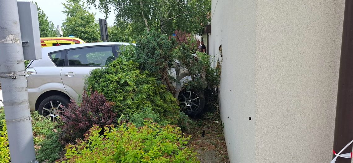W Kowalu samochód osobowy uderzył w budynek